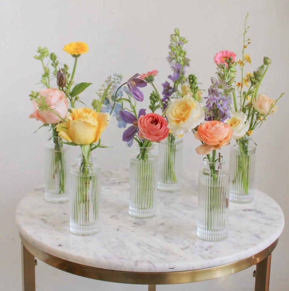 Bud vase arrangement (à la carte)